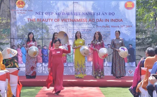 Quảng bá áo dài Việt Nam với bạn bè ASEAN và Ấn Độ