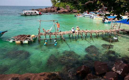 Giữa mùa du lịch Phú Quốc, cáp treo Hòn Thơm giảm giá vé