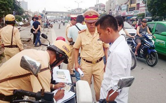 Hà Nội: Xử phạt “mạnh” vi phạm về mũ bảo hiểm, xử nặng công chức để răn đe