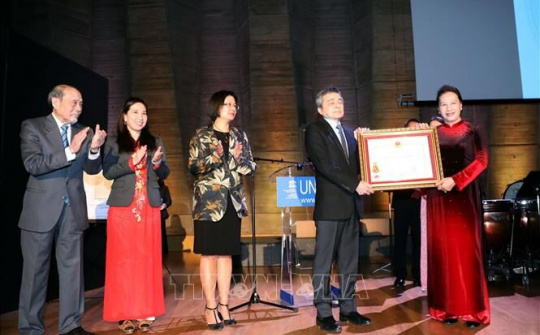 Trao Huân chương Độc lập hạng Nhất tặng Hội người Việt Nam tại Pháp