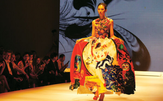 Lụa tơ tằm Việt Nam tỏa sáng trong vai trò sứ giả ngoại giao