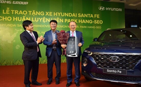 Tập đoàn Thành Công và Hyundai trao tặng xe SantaFe cho ông Park Hang Seo