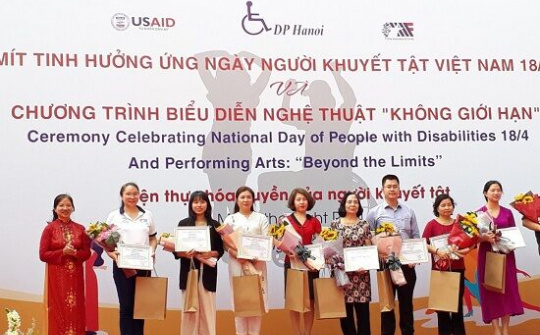 AIC Group tặng điện thoại “9999 hy vọng”, giúp người khiếm thị ‘nhìn thấy cả thế giới’