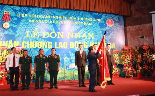 Hiệp hội Doanh nghiệp TB NKT Việt Nam đón nhận Huân chương Lao động hạng Ba