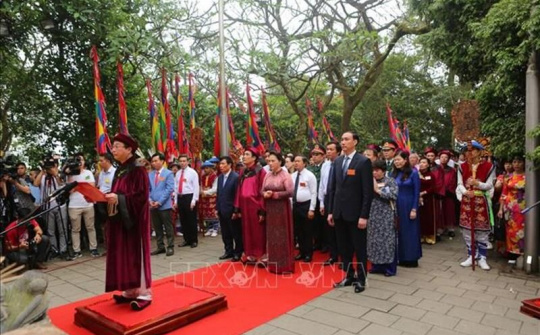 Thành kính dâng hương tưởng niệm các Vua Hùng