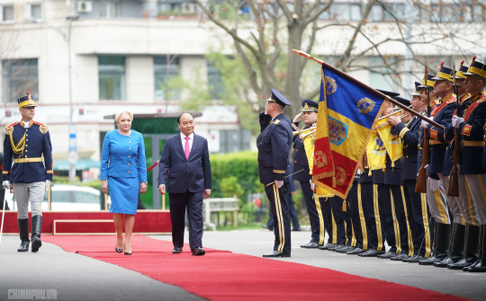 Thủ tướng Romania đón trọng thể Thủ tướng Nguyễn Xuân Phúc