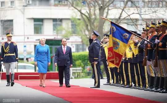 Thủ tướng Romania đón trọng thể Thủ tướng Nguyễn Xuân Phúc