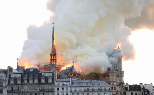 Nhà thờ Đức Bà Paris chìm trong biển lửa