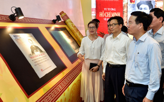 ‘Dẫu có bạc vàng trăm vạn lạng - Chẳng bằng kinh sử một vài pho’