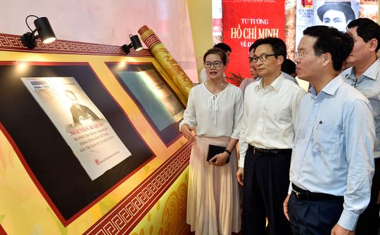 ‘Dẫu có bạc vàng trăm vạn lạng - Chẳng bằng kinh sử một vài pho’