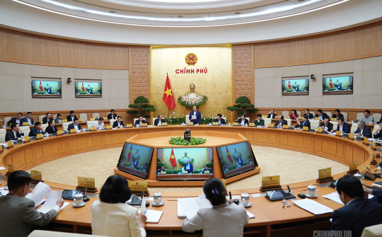 Thủ tướng: Lo tăng trưởng nhưng không bỏ quên các vấn đề xã hội bức bối