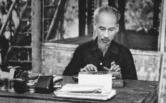 Tư tưởng Hồ Chí Minh về xây dựng chính quyền đi đôi với bảo vệ chính quyền