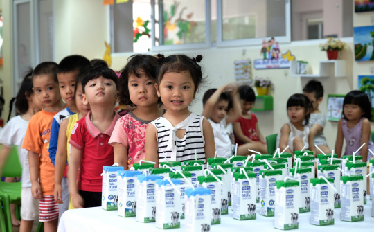 Vinamilk cung cấp hàng triệu ly "sữa học đường" mỗi ngày cho trẻ em Thủ đô Hà Nội