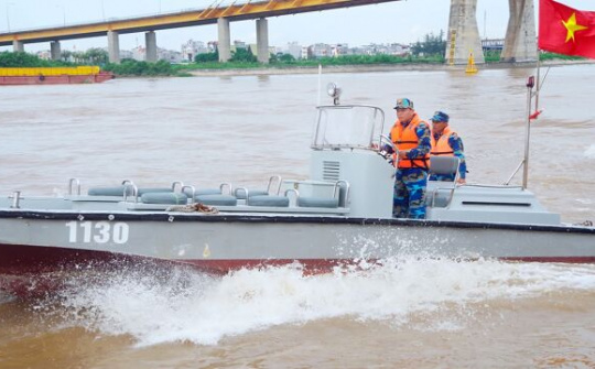 “Hiệp sĩ” trên sông Cấm