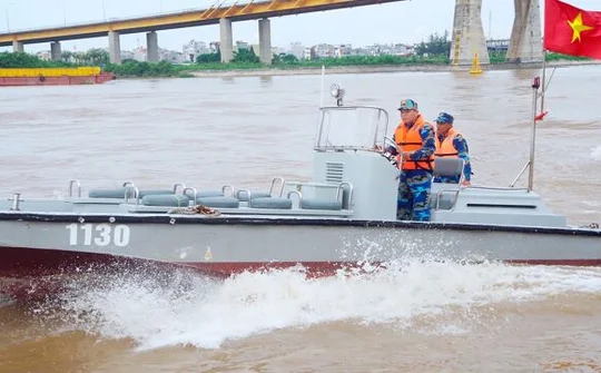 “Hiệp sĩ” trên sông Cấm