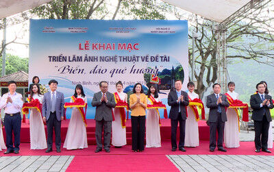 Ninh Bình: Khai mạc Triển lãm ảnh nghệ thuật về đề tài "Biển, đảo quê hương"