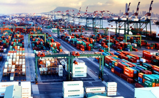 Vietnam maintains trade surplus in first four months of 2019