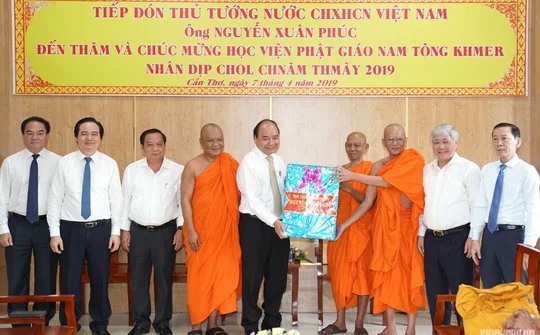 Thủ tướng thăm và chúc tết Học viện Phật giáo Nam tông Khmer