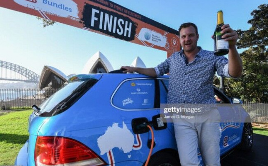 Vòng quanh thế giới bằng xe điện để kêu gọi ý thức bảo vệ môi trường