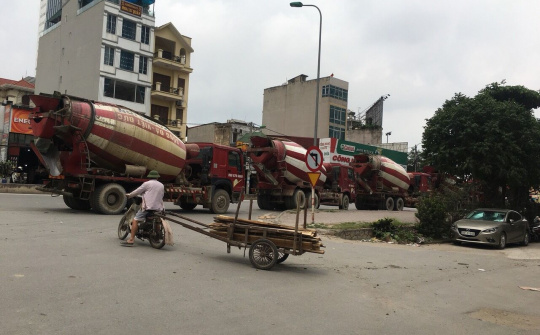 Hà Nội: Xe trộn bê tông Sông Đà - Việt Đức ngang nhiên hoạt động trong giờ cấm