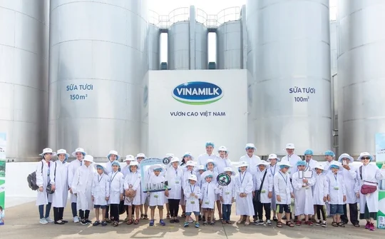 "Siêu" nhà máy đón những vị khách sữa học đường "nhí"