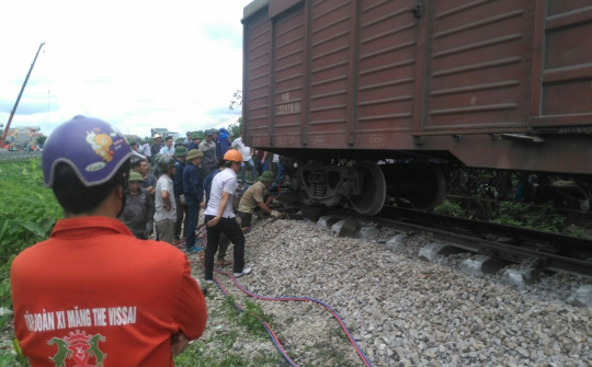 Khẩn trương khắc phục sự cố sau lật tàu ở Nam Định