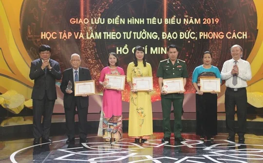 Những tấm gương bình dị, cao quý trong học và làm theo Bác
