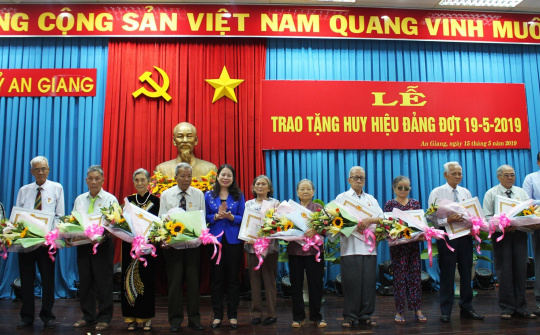 An Giang: Trao huy hiệu cho 33 đảng viên trong dịp mừng sinh nhật Bác !