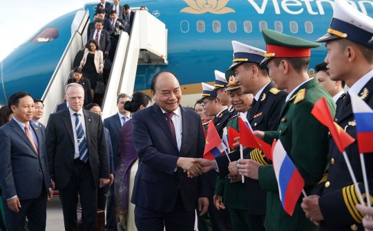 Thủ tướng đến Saint Petersburg, bắt đầu thăm chính thức LB Nga