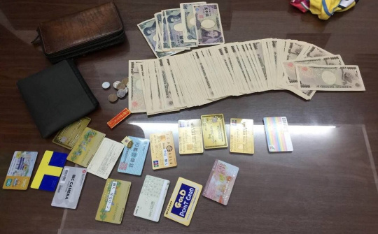 Bỏ quên 200 triệu trên taxi, hai du khách Nhật nhận niềm vui nhân đôi