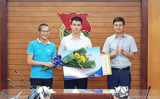 Phương tiện gom rác thủy - bộ về nhất cuộc thi ý tưởng sinh viên tình nguyện
