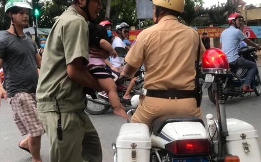 Hình ảnh đẹp của chiến sĩ CSGT khi cấp cứu kịp thời cháu bé bị TNGT