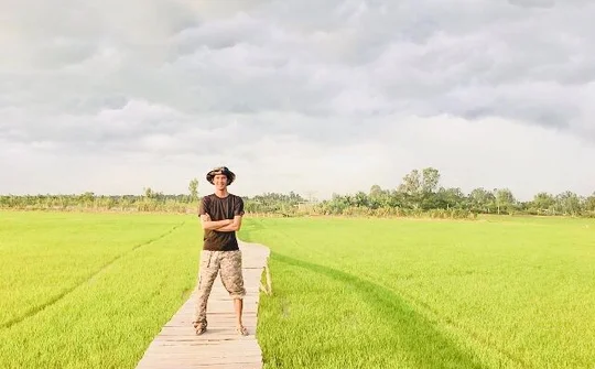 Chàng trai trẻ viết nhật ký cho màu xanh của quê hương