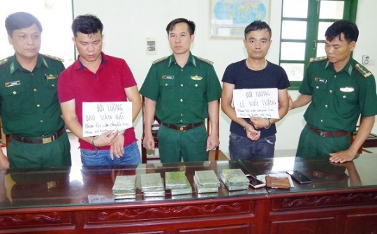 Nam Định: Bắt hai đối tượng vận chuyển trái phép 10 bánh heroin.