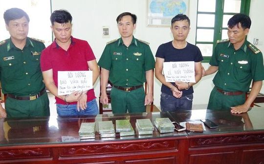 Nam Định: Bắt hai đối tượng vận chuyển trái phép 10 bánh heroin.
