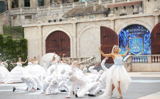 Khán giả choáng ngợp với show nghệ thuật "Vũ hội Ánh dương"