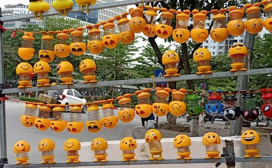 Có nên cảnh giác với thú nhún lò xo Emoji?