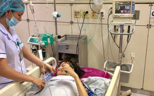 Các nạn nhân trong vụ tai nạn xe khách tại Hòa Bình đang được hồi sức tích cực