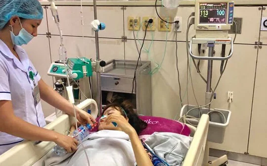 Các nạn nhân trong vụ tai nạn xe khách tại Hòa Bình đang được hồi sức tích cực