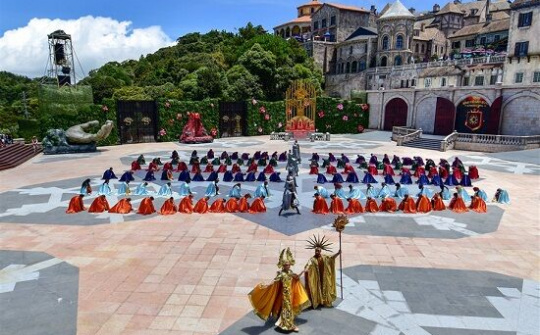 Từ “Vũ hội Ánh Dương”, ngẫm về du lịch lễ hội tại Việt Nam