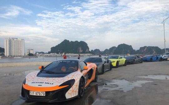 Choáng ngợp dàn xe khủng chạy trên cung đường biển đẹp như mơ tại Hạ Long