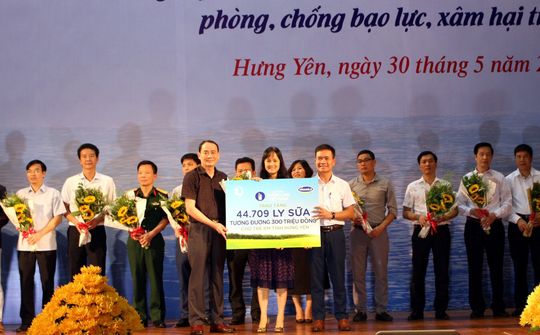 "Quỹ sữa vươn cao Việt Nam" và Vinamilk chung tay vì trẻ em Hưng Yên