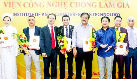 Bệnh sùng bái danh hiệu phải trị từ gốc