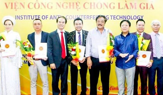 Bệnh sùng bái danh hiệu phải trị từ gốc