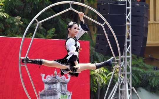 Carnival đường phố khuấy động phố đi bộ Hồ Gươm nhân kỷ niệm “20 năm Thành phố Vì hòa bình”