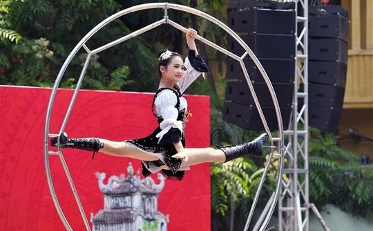 Carnival đường phố khuấy động phố đi bộ Hồ Gươm nhân kỷ niệm “20 năm Thành phố Vì hòa bình”