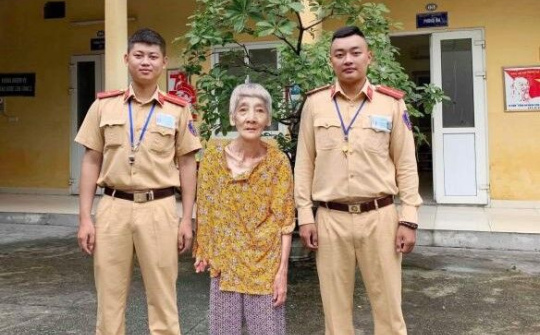 Hình ảnh chiến sỹ Cảnh sát giao thông Thủ đô ngày càng đẹp trong lòng nhân dân