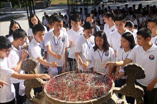 Tri ân các Anh hùng Liệt sỹ tại Nghĩa trang Liệt sỹ Quốc gia Trường Sơn