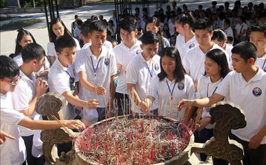 Tri ân các Anh hùng Liệt sỹ tại Nghĩa trang Liệt sỹ Quốc gia Trường Sơn