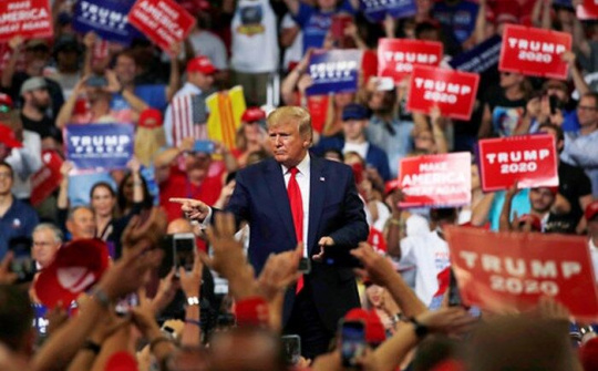 Tổng thống Donald Trump đang bị các đối thủ dẫn trước